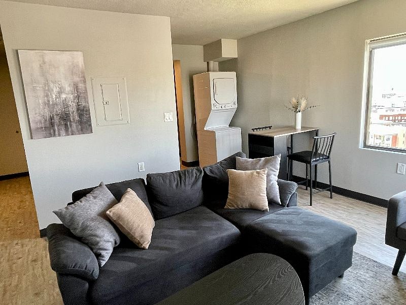 1-Bedroom $1,295