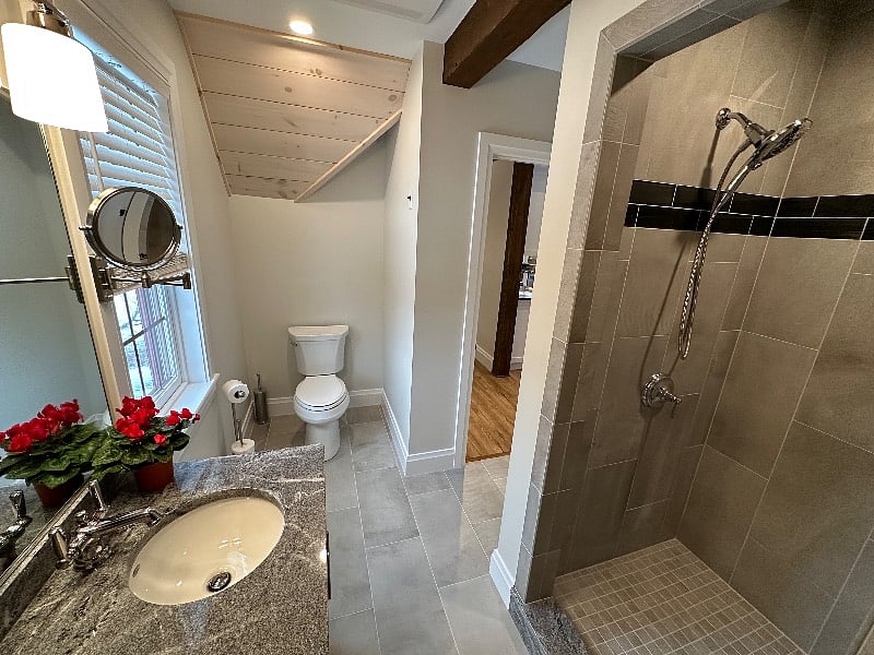 Beautiful bathroom with granite counter tops and heated tile floor!