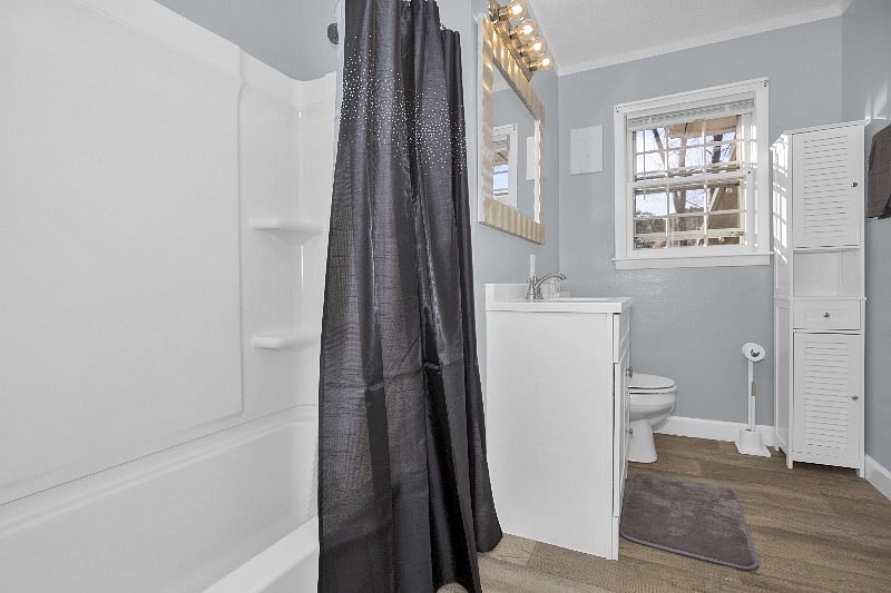 Full bath in hallway