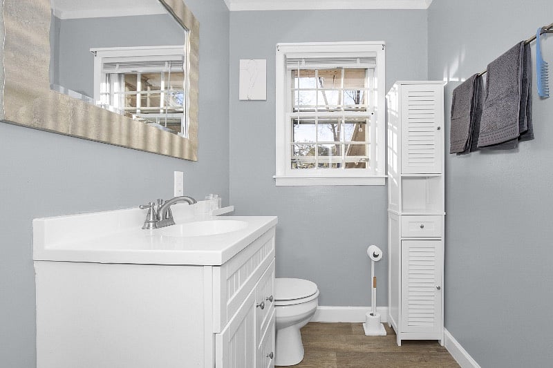 Full bath in hallway