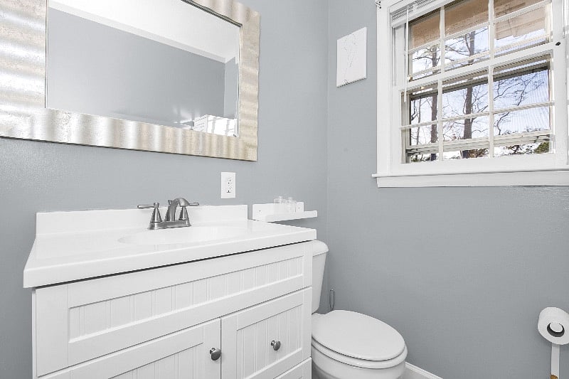 Full bath in hallway