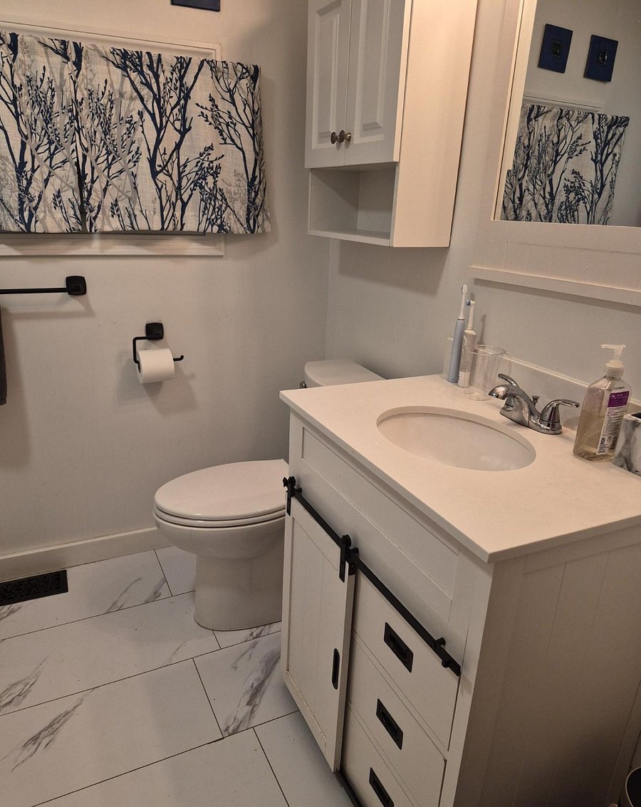 Bathroom completely remodeled in 2021 includes barn door vanity, cabinet, window treatments, double lighting, and dual showerhead.
pr