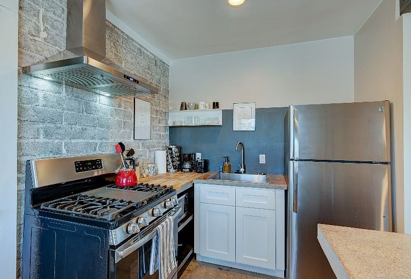 Full kitchen.