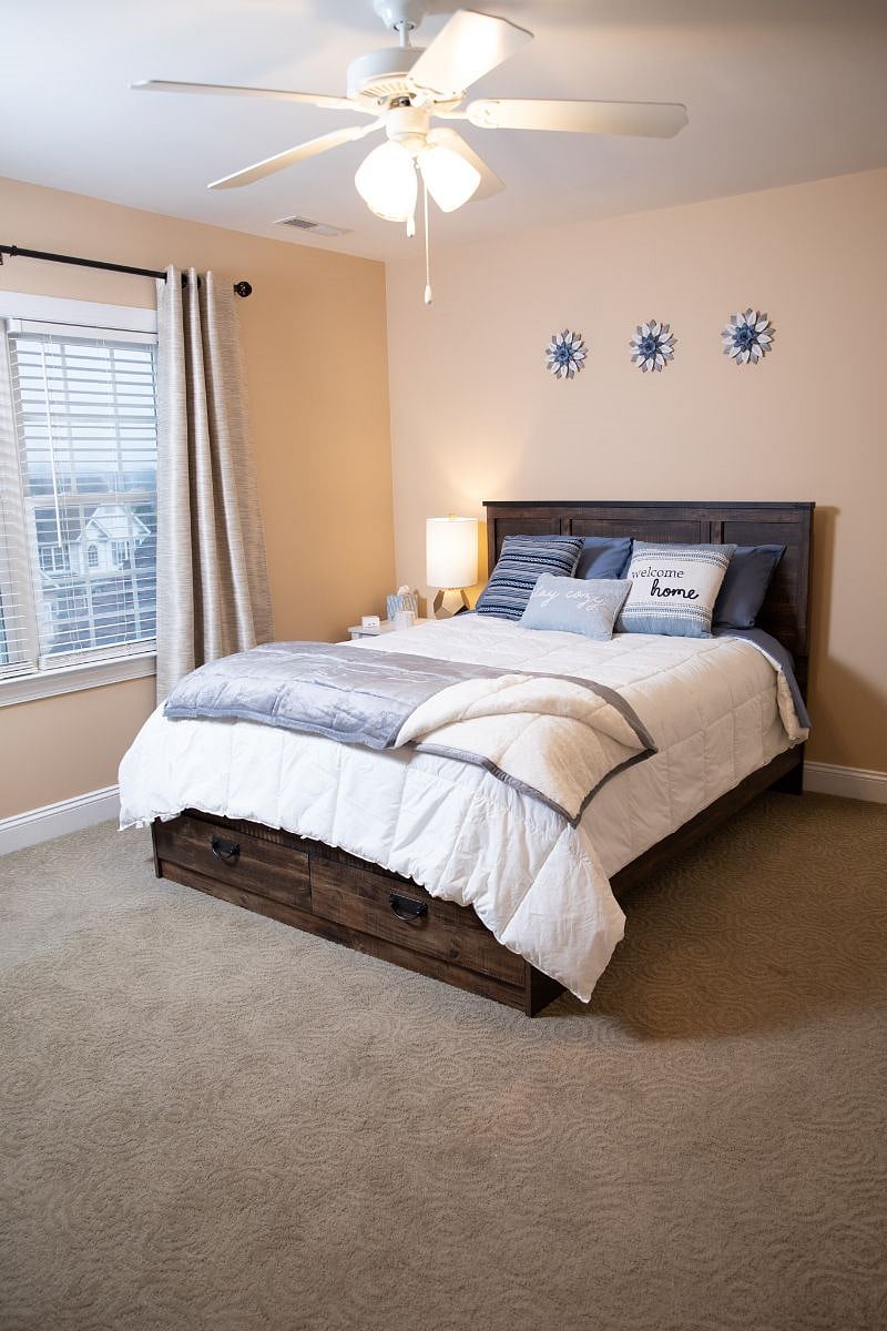 Queen size bed with high quality sheets and comforter.