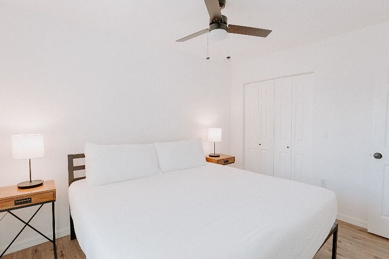 Bedroom 2
-King size bed (linens included)
-TV with Roku
-Closet
-Ceiling Fan