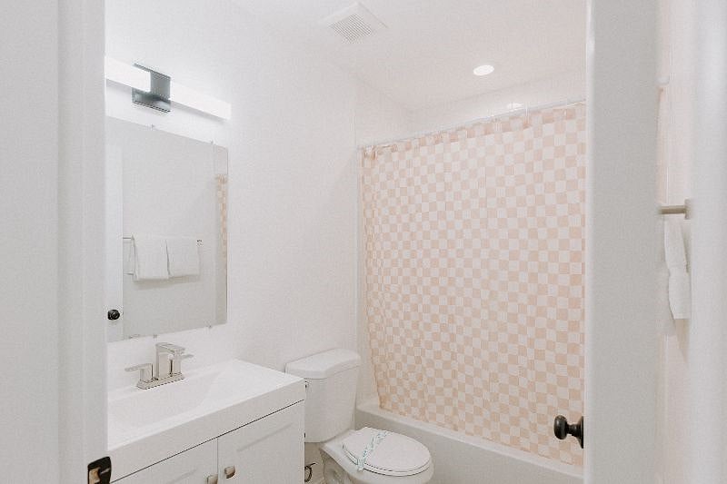 Bathroom
-Shower/Tub
Includes:
-towels
-shampoo/conditioner/body wash
-hair dryer