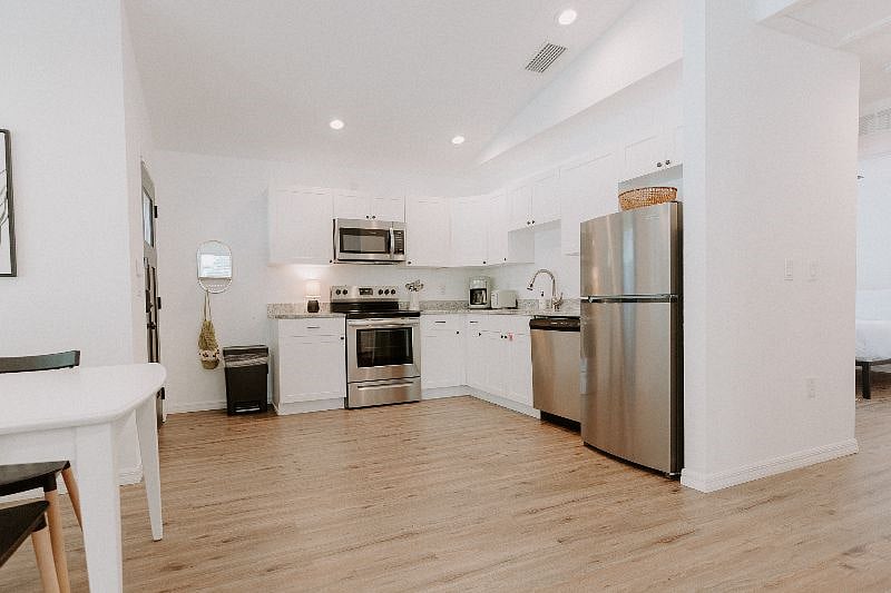 Fully equipped kitchen
Includes
-Plates/cups/cutlery
-Pots/pans
-Wine glasses
-Blender
-Toaster
-Keurig
-Basic spices