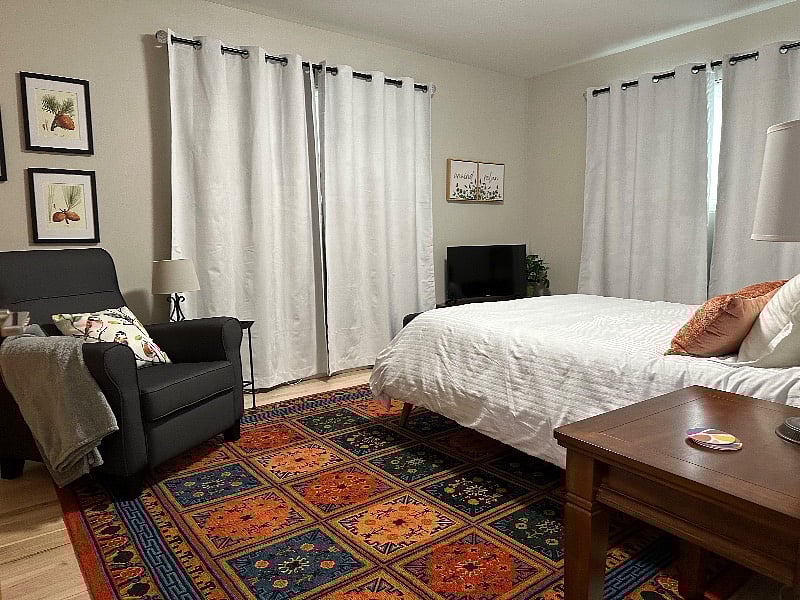 bedroom with queen bed