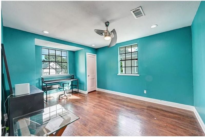 Queen bed and desk in this room
