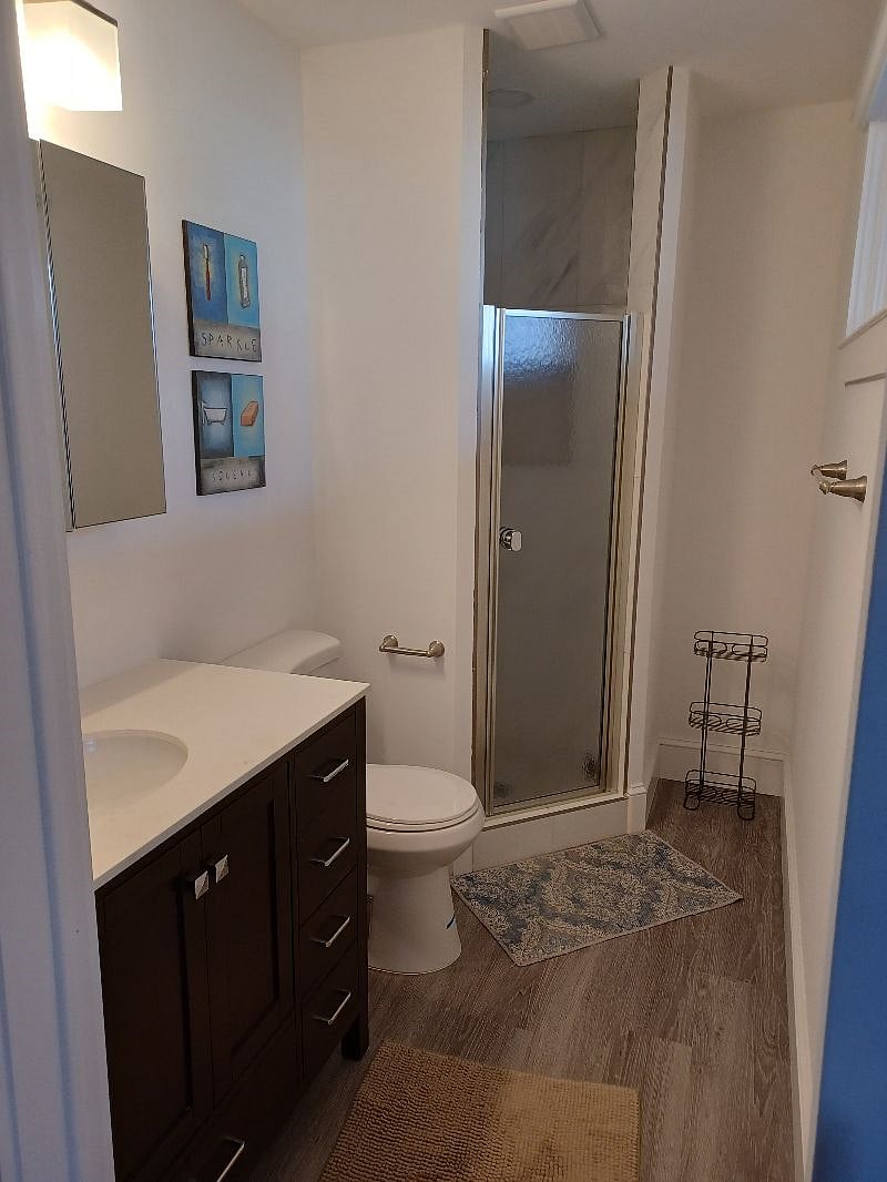 This is the en suite bathroom attached to the front bedroom.