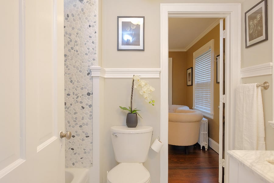 Ten Acre Common bathroom