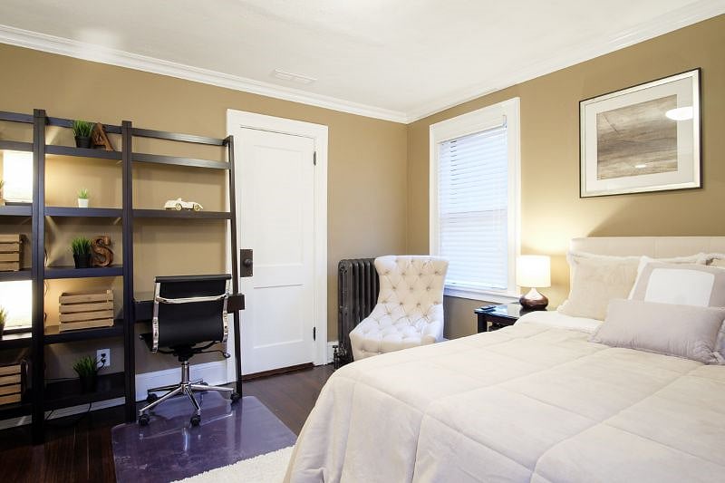 Home office area and smart TV with 6 streaming services (Netflix, Hulu, Disney, ESPN, Prime, HBO)