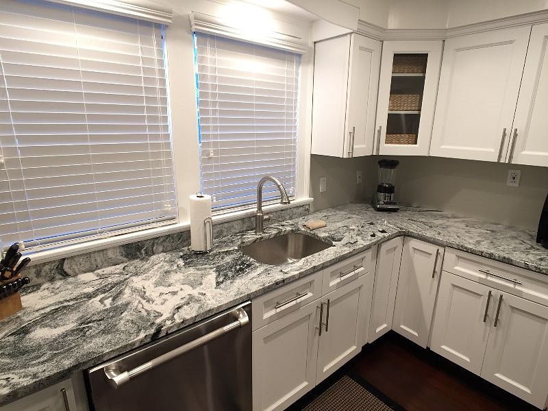 Chef's kitchen with top of the line appliances, Viking, DSC