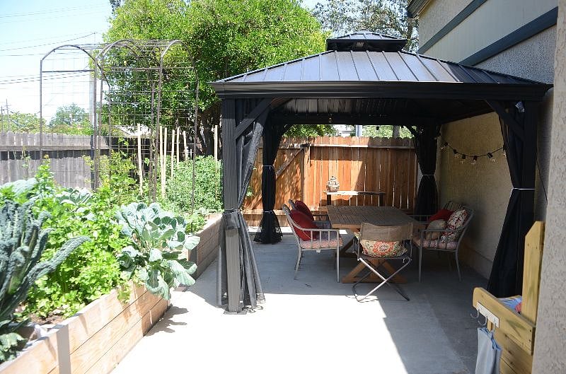 Dining area in the shade. Great for bird watching!