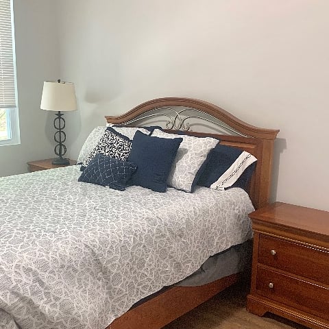 Large 1st Bedroom, Queen Bed, Closet 