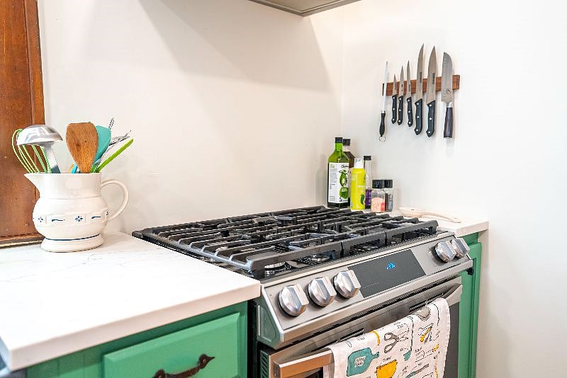Range, knives, utensils