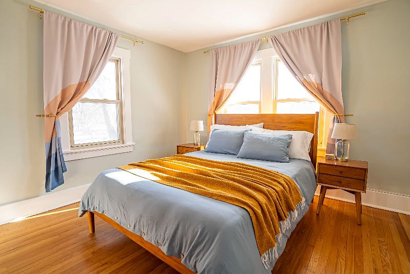 Queen bed in secondary bedroom