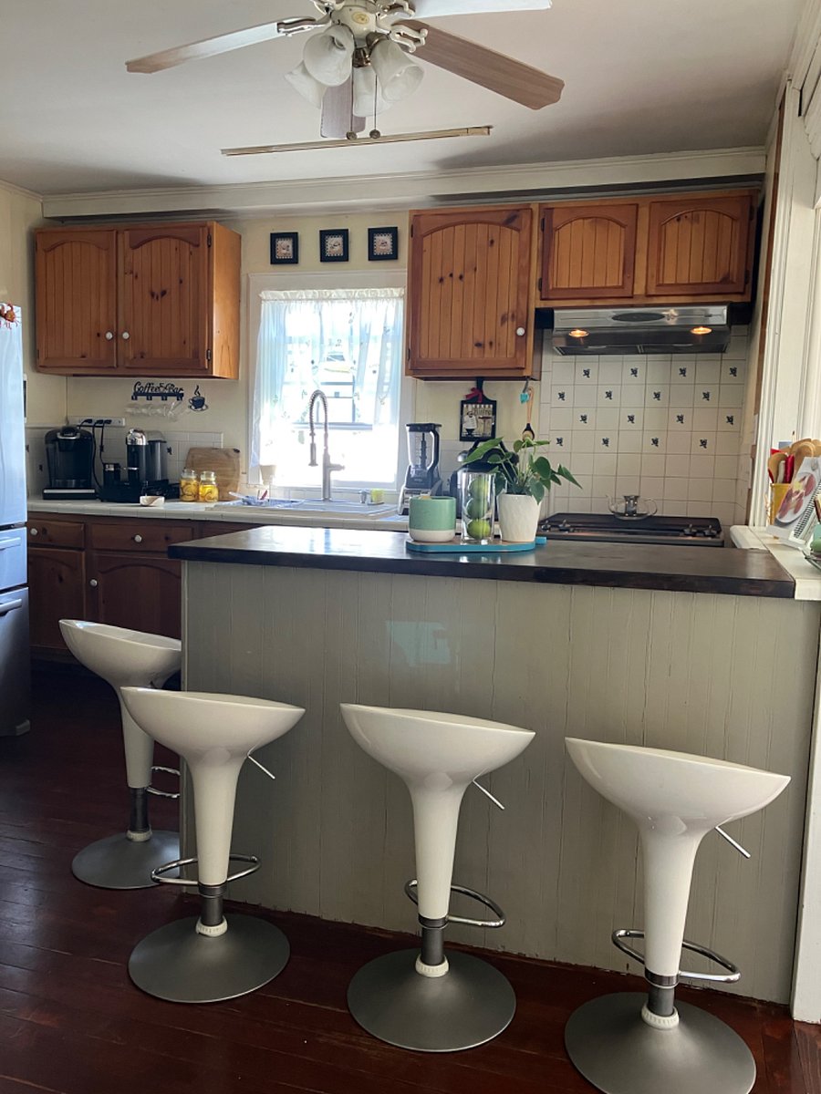 Full Size Kitchen and Coffee station 