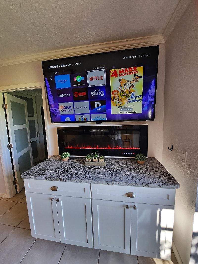 New 65-inch smart TV, electric fireplace, entertainment center in the living room. Wi-fi included!