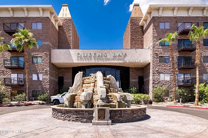 Queens Condos is the best place to stay in Havasu! Close to the hospital and walking distance to restaurants, Rotary Park, the London Bridge, and the movie theater.