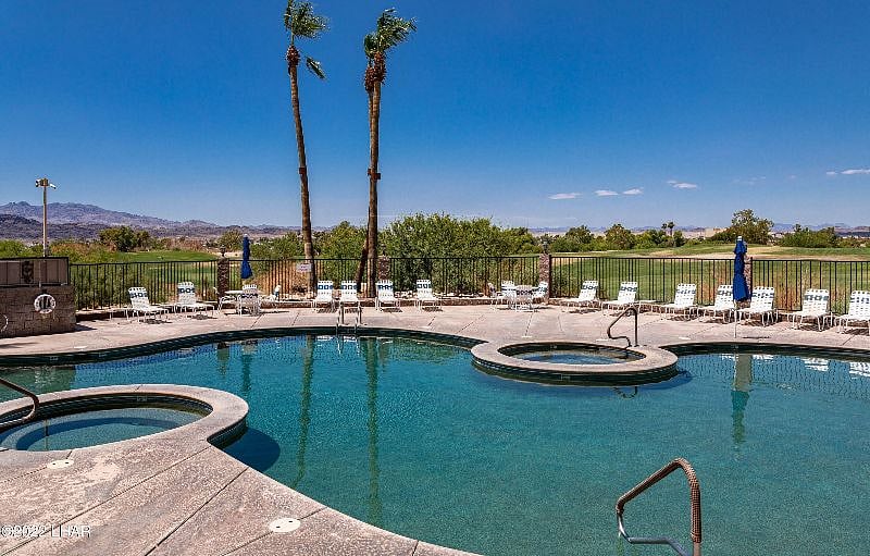 The pool and two hot tubs at Queens are beautiful, well maintained, and offer incredible views. Gas grills also available.