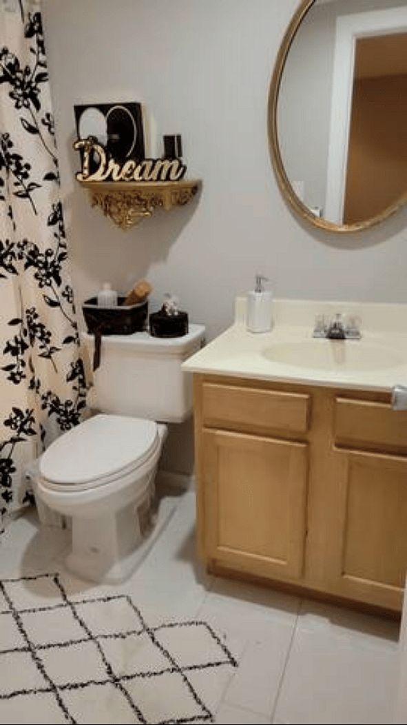 Second bathroom (full)