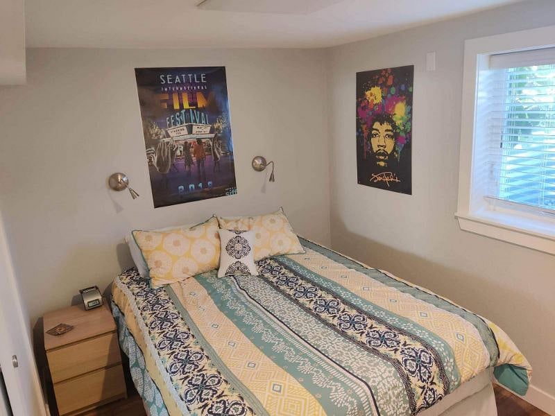 Bedroom w/ Desk (or dresser)