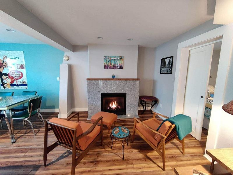 Gas Fireplace w/ remote