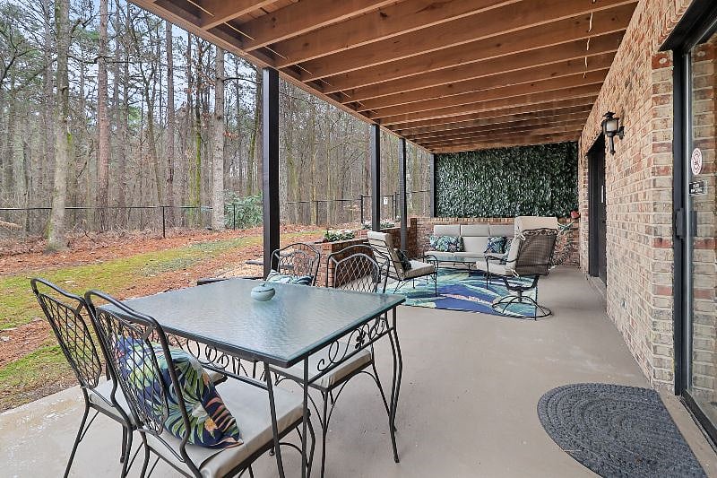 Private yard/covered patio.