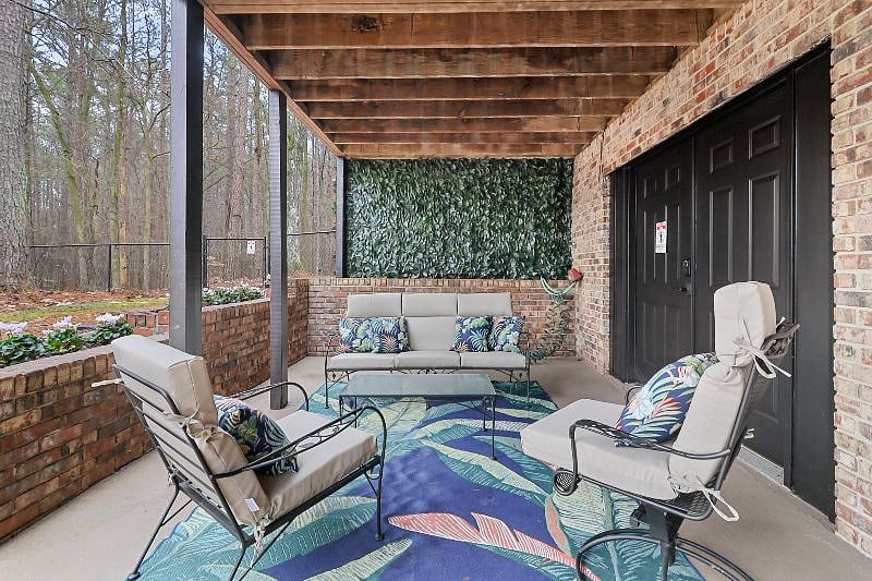 Private yard/covered patio.
