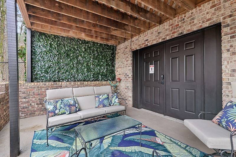 Private yard/covered patio.
