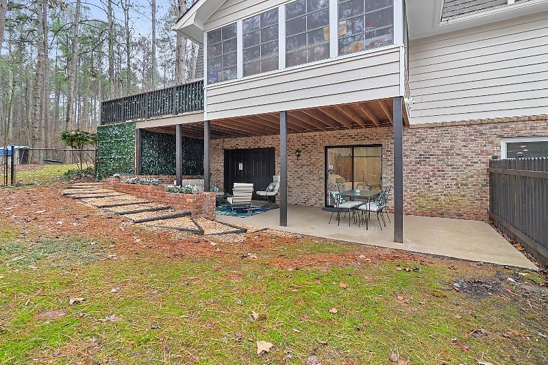 Private yard/covered patio.