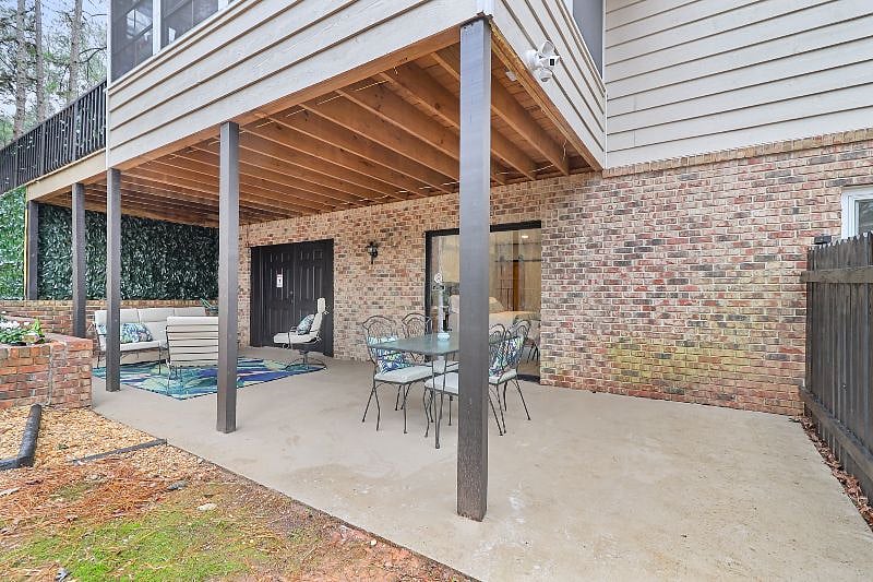 Private yard/covered patio.