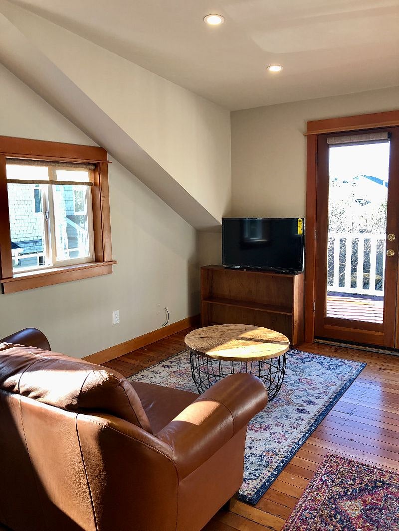 loveseat, tv 