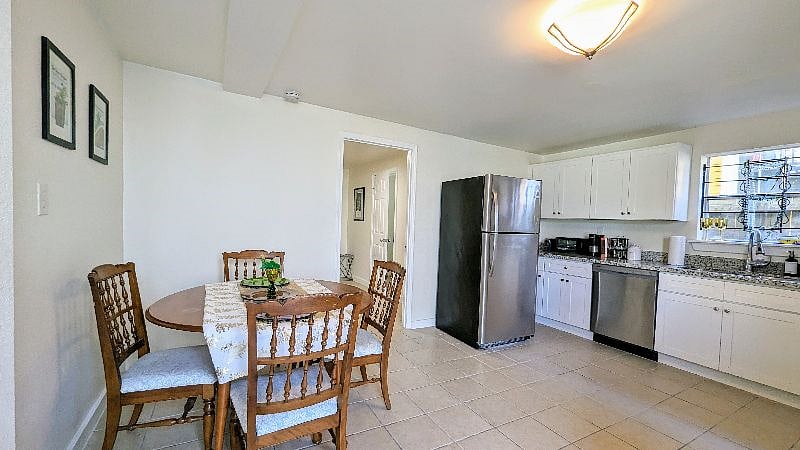 4 seater wood dining table expands to 6 seater for visiting guests