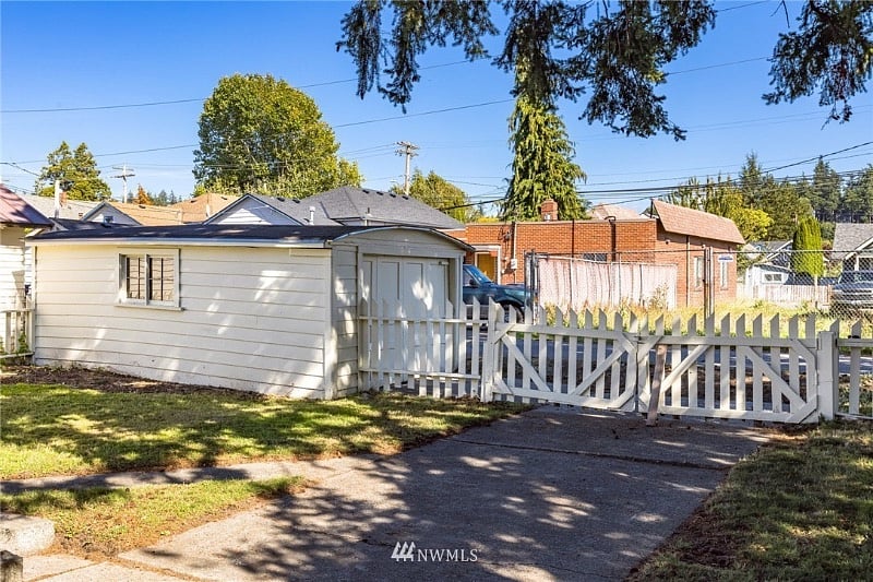 Small garage/wood shed