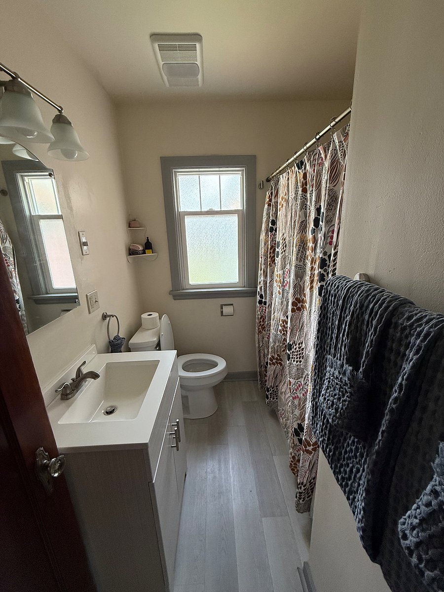 Main floor full bath
