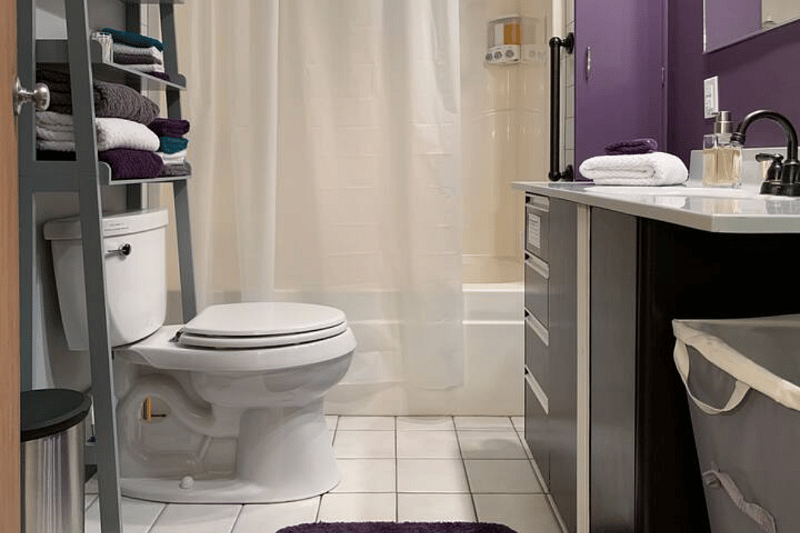 Full bath outfitted with towels for your stay