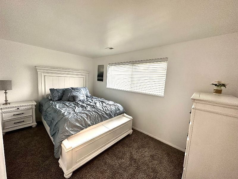 Room 1 queen sized bed