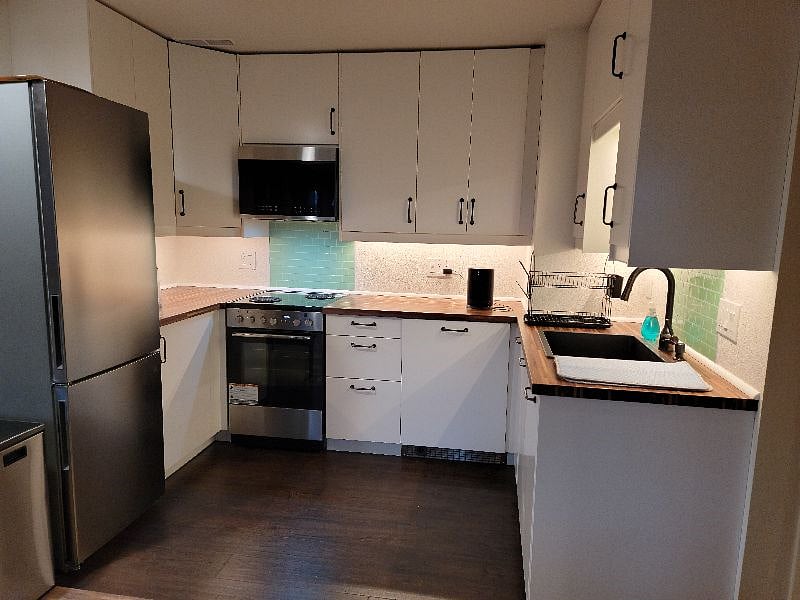 Kitchen, with 5 appliances. Note that the fridge is 3/4 size, and may not fit wide items.