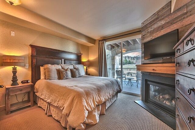 Primary bedroom with King size bed, featuring a top-rated luxury mattress.