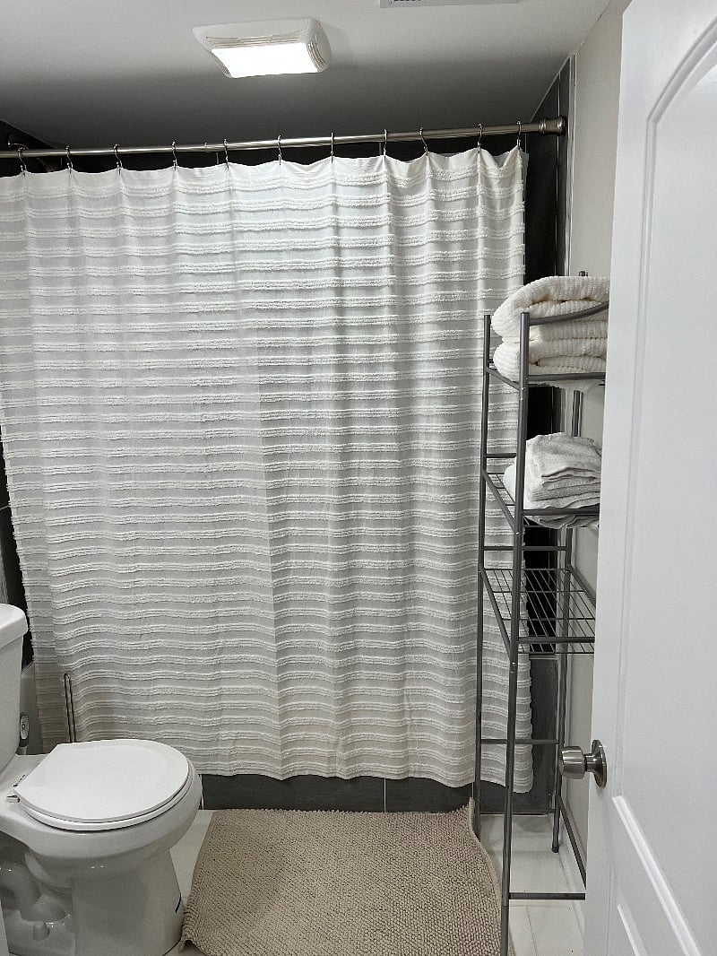 Spacious full bathroom with extra towels.