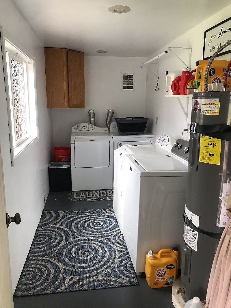 Laundry room (2) sets washer/dryer