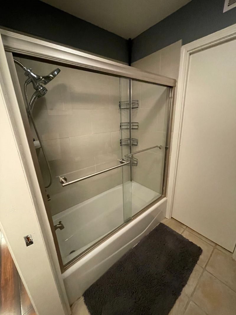 Shower / tub combo in master bathroom