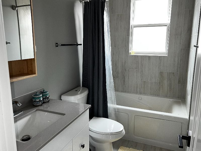 2nd full bath with deep, jetted tub