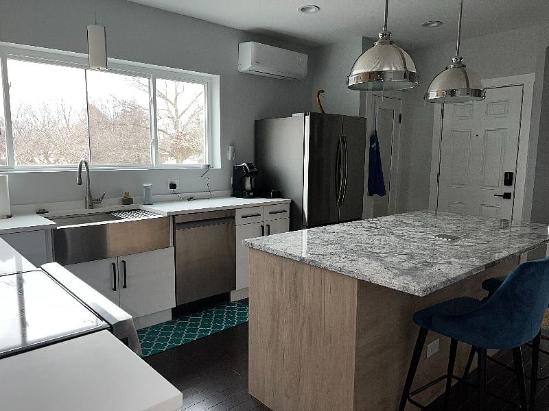 Excellent kitchen for cooking, or for enjoying take out!
