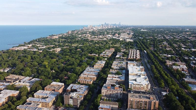 Downtown Chicago is only 8 miles away!
