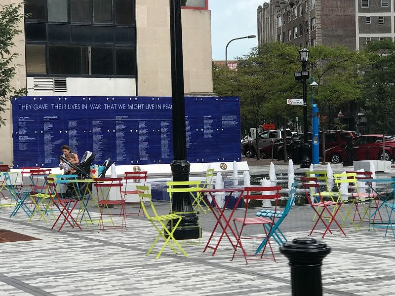 The center of downtown Evanston is Fountain Square. You'll find spontaneous musical offerings, square-dancing lessons, the Christmas Tree and Menorah, and so much more!