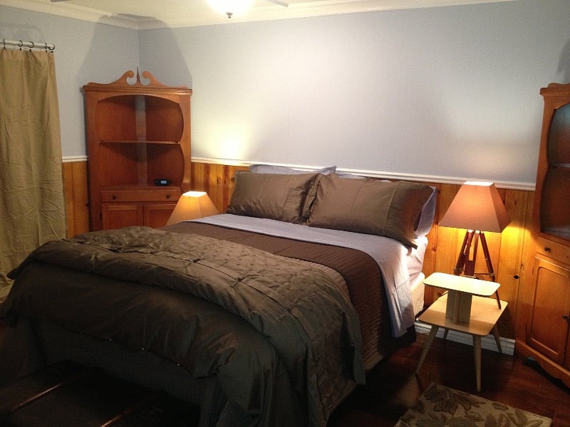 Queen bed in the bedroom