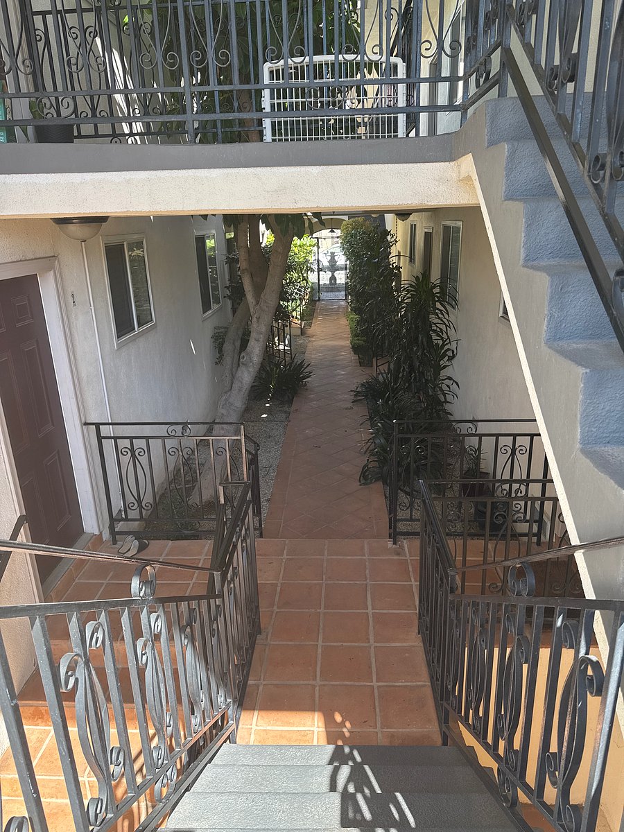 Close entrance to front gate. 2 step entrance to Apartment.